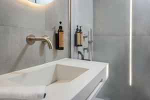 Koupelna v ubytování Petra Luxury Suites