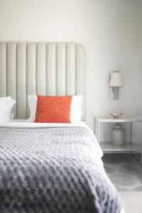 Ein Bett oder Betten in einem Zimmer der Unterkunft Lusa Beach Studios Under New Management And Newly Renovated