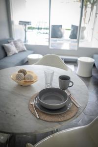 Ein Sitzbereich in der Unterkunft Lusa Beach Studios Under New Management And Newly Renovated