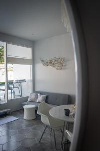 Ein Sitzbereich in der Unterkunft Lusa Beach Studios Under New Management And Newly Renovated