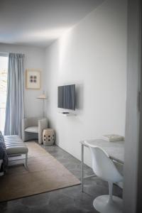 TV/Unterhaltungsangebot in der Unterkunft Lusa Beach Studios Under New Management And Newly Renovated