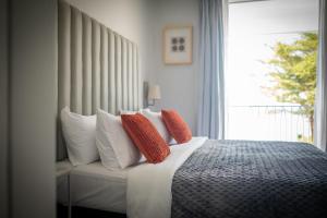 Ein Bett oder Betten in einem Zimmer der Unterkunft Lusa Beach Studios Under New Management And Newly Renovated