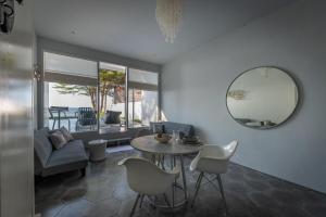 Ein Sitzbereich in der Unterkunft Lusa Beach Studios Under New Management And Newly Renovated