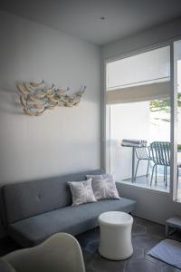 Ein Sitzbereich in der Unterkunft Lusa Beach Studios Under New Management And Newly Renovated