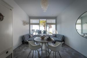 Ein Sitzbereich in der Unterkunft Lusa Beach Studios Under New Management And Newly Renovated