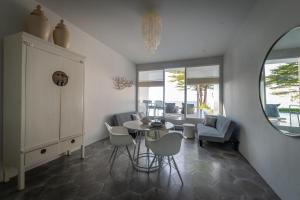 Ein Sitzbereich in der Unterkunft Lusa Beach Studios Under New Management And Newly Renovated