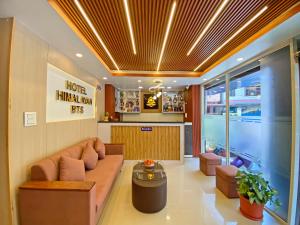 salon z kanapą i stołem w obiekcie Hotel Himalayan BTS w Katmandu
