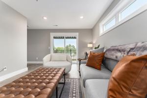 Χώρος καθιστικού στο The Birches - Condotel Downtown Lake Leelanau ➠ Unit 5