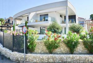 a white house with a fence and flowers at Villa Sarah in Vantačići