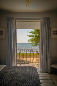 Ein Bett oder Betten in einem Zimmer der Unterkunft Lusa Beach Studios Under New Management And Newly Renovated