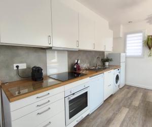 Dapur atau dapur kecil di Maison 2 Chambres en Bord de Mer-Jardin & Animaux Acceptes, 400m de la Plage