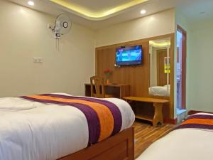 Łóżko lub łóżka w pokoju w obiekcie Hotel Himalayan BTS
