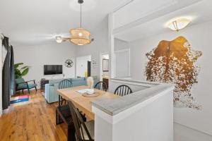 Un comedor y una sala de estar con una mesa. en 4BR house in trendy East Austin, en Austin