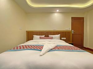 Łóżko lub łóżka w pokoju w obiekcie Hotel Himalayan BTS