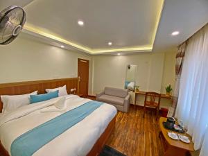 Łóżko lub łóżka w pokoju w obiekcie Hotel Himalayan BTS