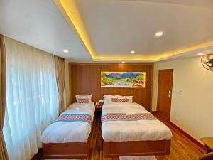 Łóżko lub łóżka w pokoju w obiekcie Hotel Himalayan BTS