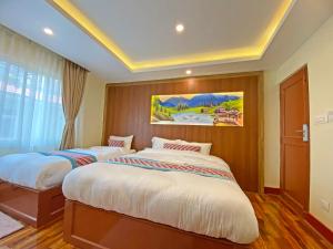 Łóżko lub łóżka w pokoju w obiekcie Hotel Himalayan BTS