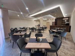 ein Restaurant mit Tischen und Stühlen in einem Raum in der Unterkunft Hotel Via Serdika in Sofia