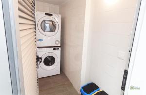 a laundry room with a washer and dryer at Apartamento acolhedor no coração da cidade in Angra do Heroísmo