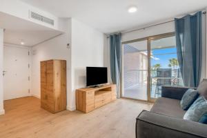 a living room with a couch and a television at Apartamento Familiar en Calpe in Calpe