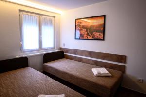 Postel nebo postele na pokoji v ubytování Irány Colorado Camping