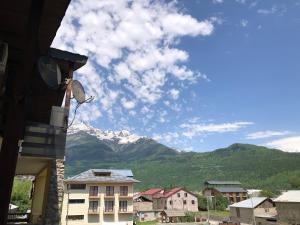 Vista generica sulle montagne o vista sulle montagne dall'interno dell'hotel