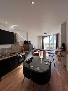 O bucătărie sau chicinetă la Cap Esterel, T2 pour 4 voyageurs, vue mer, parking et piscine