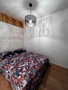 Un pat sau paturi într-o cameră la Cap Esterel, T2 pour 4 voyageurs, vue mer, parking et piscine +5 fotografii