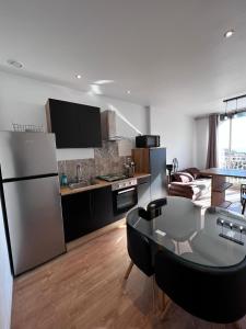 O bucătărie sau chicinetă la Cap Esterel, T2 pour 4 voyageurs, vue mer, parking et piscine