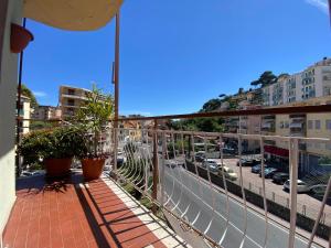 a balcony with a view of a city street at 11 ospiti -Balcone-Parcheggio Privato, Bulai Home in Sanremo