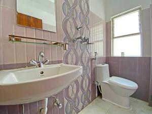 łazienka z umywalką i toaletą w obiekcie Hotel Himalayan BTS w Katmandu