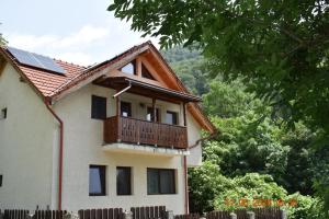 a house with a balcony and a wooden fence at Capra cu trei iezi in Sinaia
