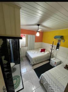 um quarto com duas camas em um quarto em Chapada Casas da Izete em Lençóis