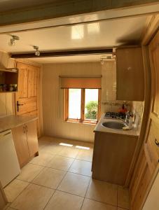 a small kitchen with a sink and a window at 50m od Jeziora - Dom wakacyjny in Zawóz