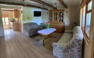 a living room with two couches and a table at 50m od Jeziora - Dom wakacyjny in Zawóz