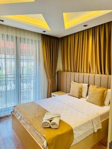Un dormitorio con una cama grande y una ventana grande. en Garden Elisa Hotel, en Estambul