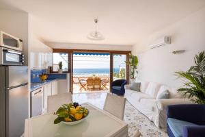 a living room with a table with a bowl of fruit at Appartamento Fronte Mare con Accesso Spiaggia in Massa Lubrense