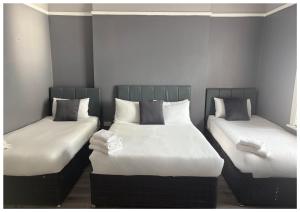 Postel nebo postele na pokoji v ubytování Hotel Anfield