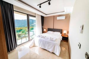 Un dormitorio con una cama y una ventana grande. en Villa Meyra, en Kas 30 fotos más