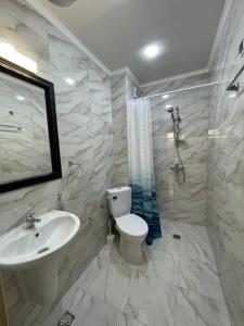 Et badeværelse på Marea Garden apartments