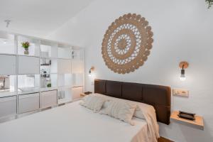 une chambre avec un grand lit et un grand miroir dans l'établissement Melkart loft Sancti Petri, à Chiclana de la Frontera 21 autres photos