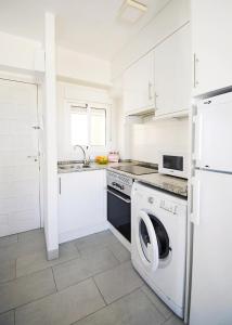 Kuchyň nebo kuchyňský kout v ubytování Apartamentos Strand Jávea