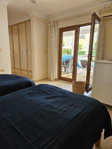 フェティエにあるCloud Villa Olu Denizのベッドルーム1室(ベッド2台付)が備わります。パティオの景色を望めます。