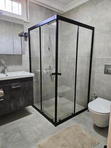 フェティエにあるCloud Villa Olu Denizのシャワー、トイレ、洗面台付きのバスルーム +10枚の写真