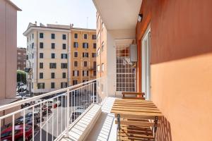 un balcon avec un banc et une vue sur une ville dans l'établissement Vatican Suites, à Rome