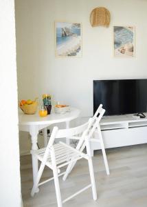 TV a/nebo společenská místnost v ubytování Apartamentos Strand Jávea