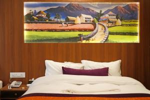 obraz wisi nad łóżkiem w pokoju hotelowym w obiekcie Hotel Himalayan BTS w Katmandu