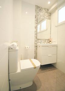 Koupelna v ubytování Apartamentos Strand Jávea + 29 fotografií