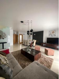 una sala de estar con un sofá y una mesa en Nazaré Luxury Villa with Private Pool, en Nazaré 73 fotos más