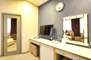 TV a/nebo společenská místnost v ubytování Sunday Boutique Hotel